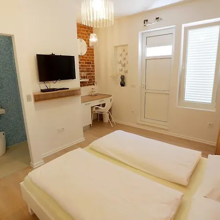 Street Apartments&room 3*