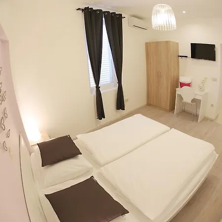 Street Apartments&room