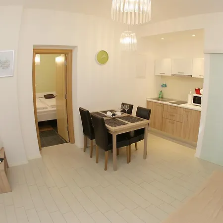 Street Apartments&room 3*